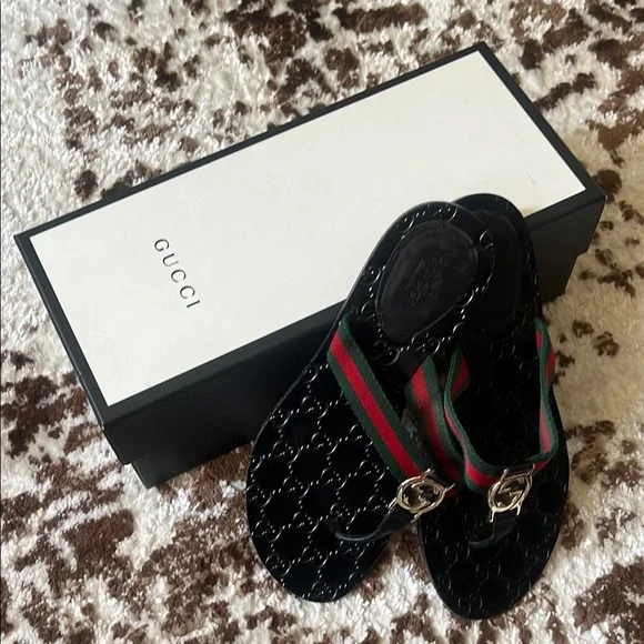 Women’s GG Gucci Black Flip Flops with Signature Straps - Picture 3 of 15